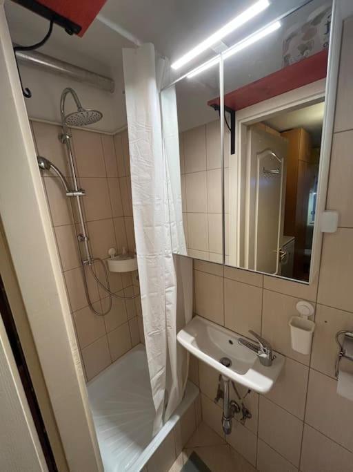 בודפשט Tiny Private Apartment In Central Buda. מראה חיצוני תמונה