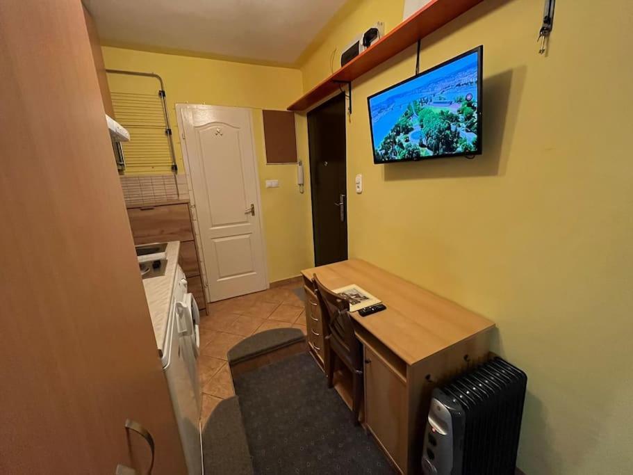 בודפשט Tiny Private Apartment In Central Buda. מראה חיצוני תמונה
