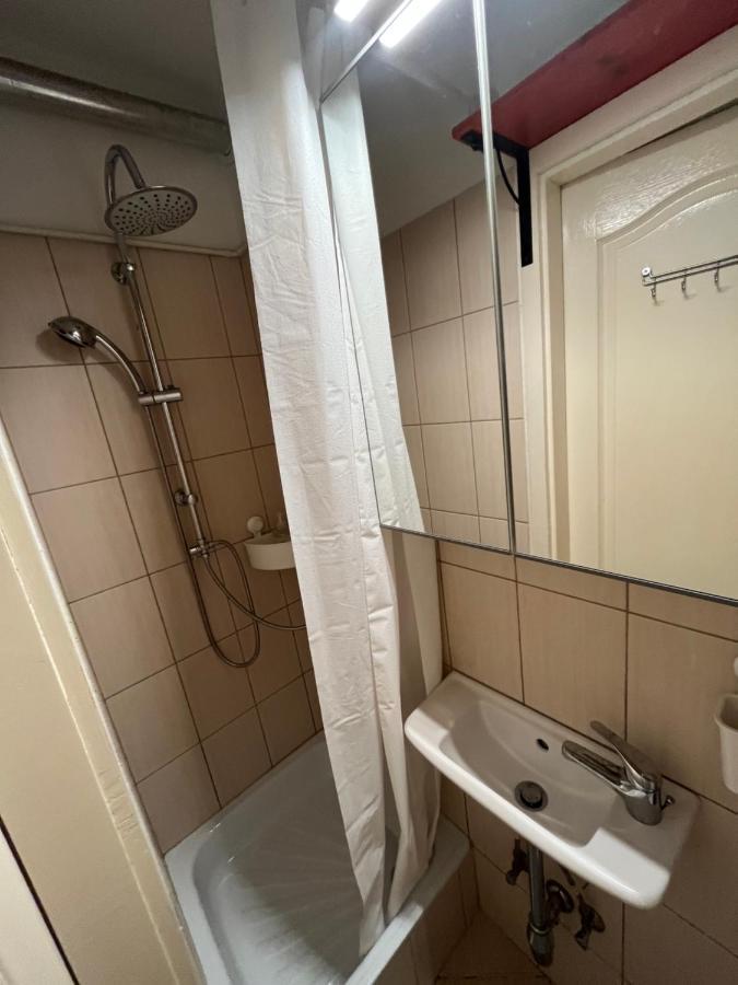 בודפשט Tiny Private Apartment In Central Buda. מראה חיצוני תמונה
